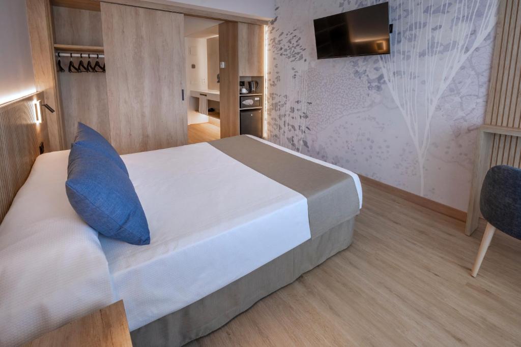 Hotel Mar Blau — Hotel rooms in Calella, Catalonia