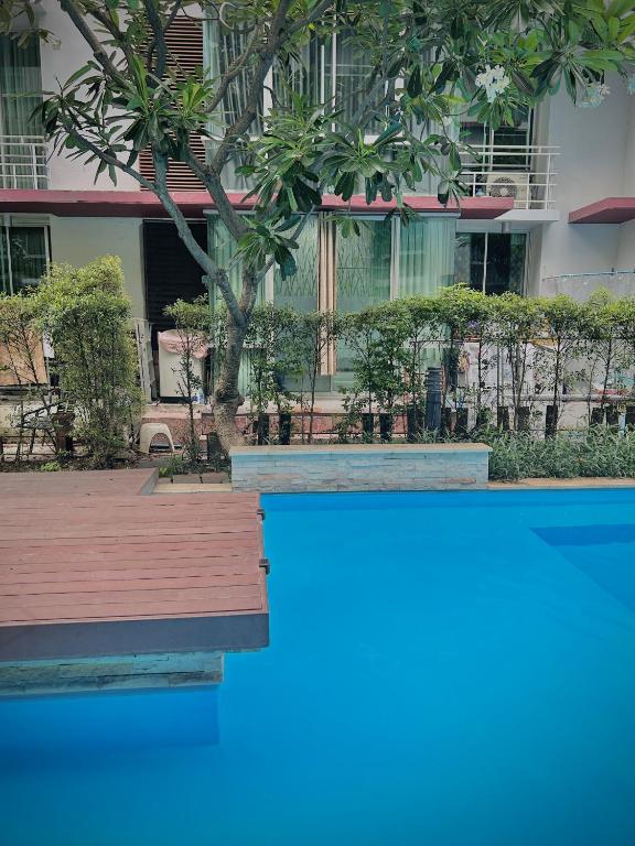 Condo In Bangkok With Pool and Garden, Sathani Ban Hua Mak