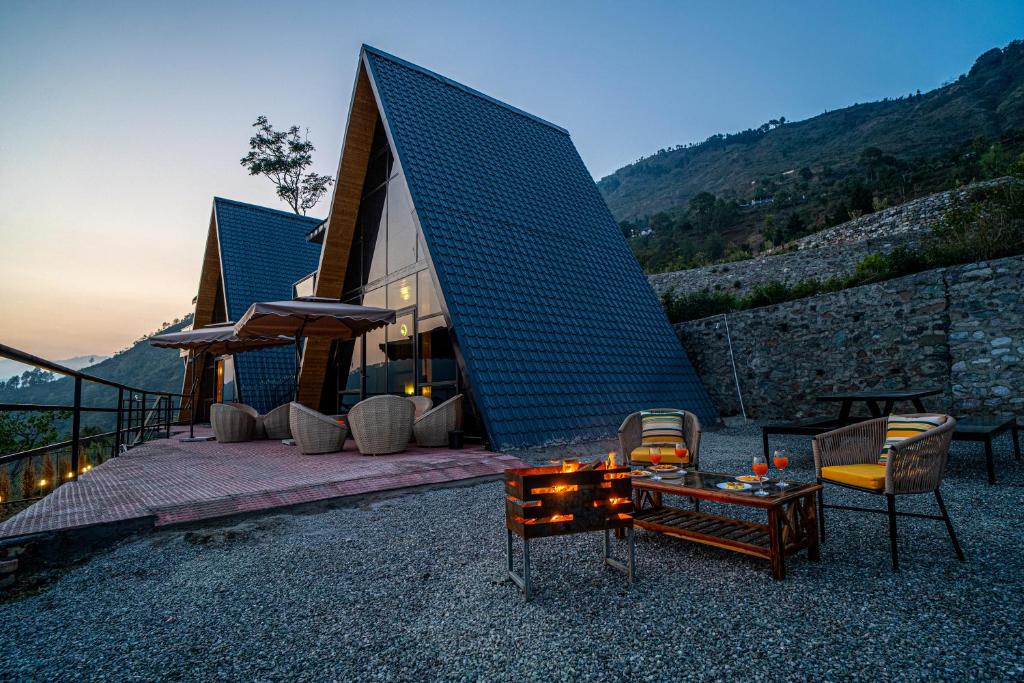 Echo By The Lakes Pet-friendly Retreat by the Lake With Game Zone & Garden, Bhimtal