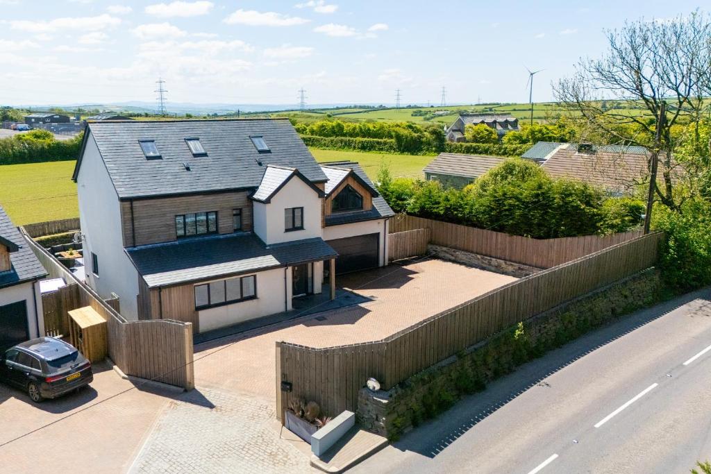 Shackled-Am-Not - Luxury home sleeps 8 with hot tub and games room North Cornwall, Camelford