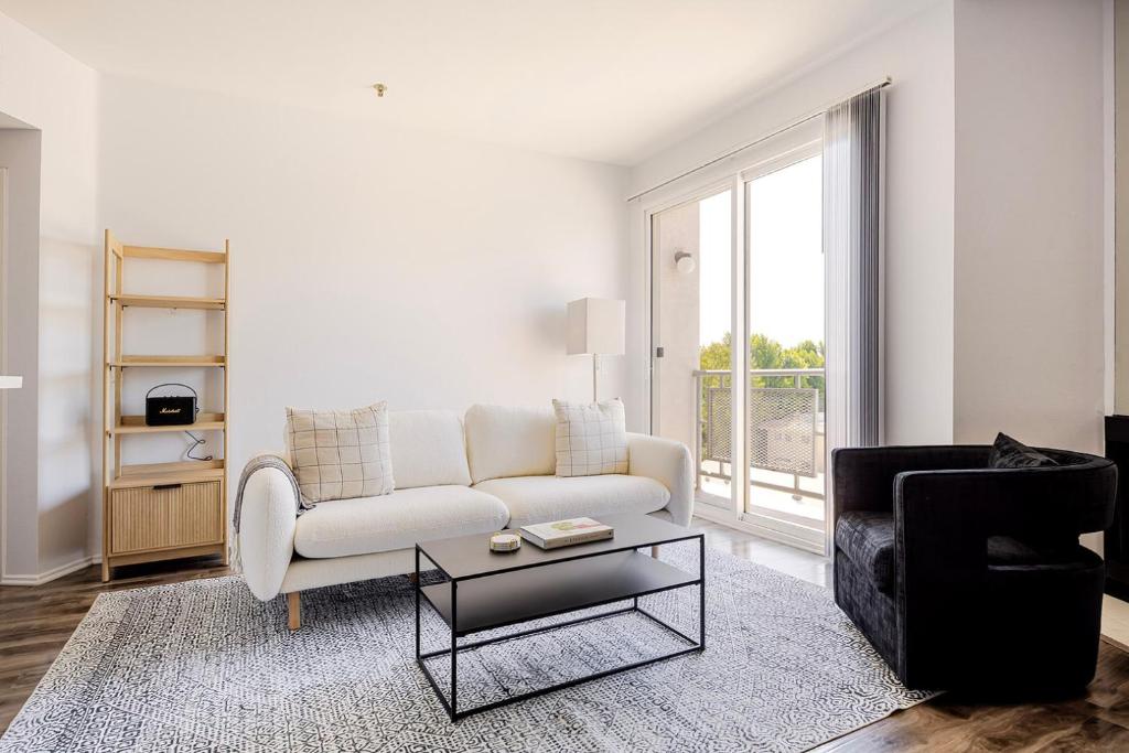 Blueground Hollywood balcony nr Griffith Park LAX-1347, Los Angeles