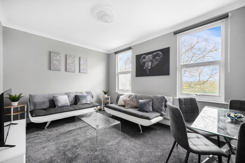 Stylist and Cosy 2 bed Apartment LongStay Parking Sleeps 4 WiFi, London