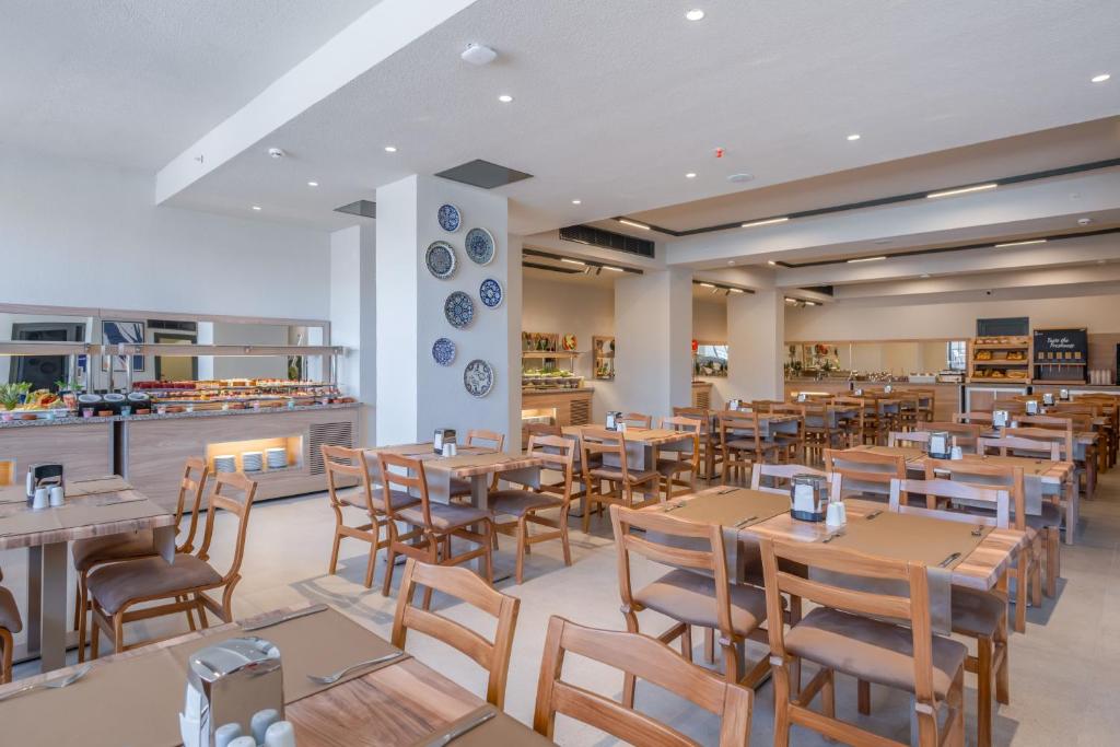 Parador Sky Hotel All Inclusive — Restaurant & bars in Alanya