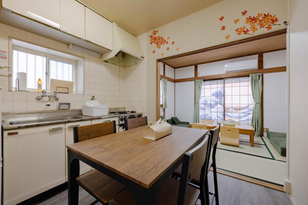 75m2 10people private house rental 8beds 8min Ikebukuro 13min Shinjuku 18min Shibuya Englishspeaking