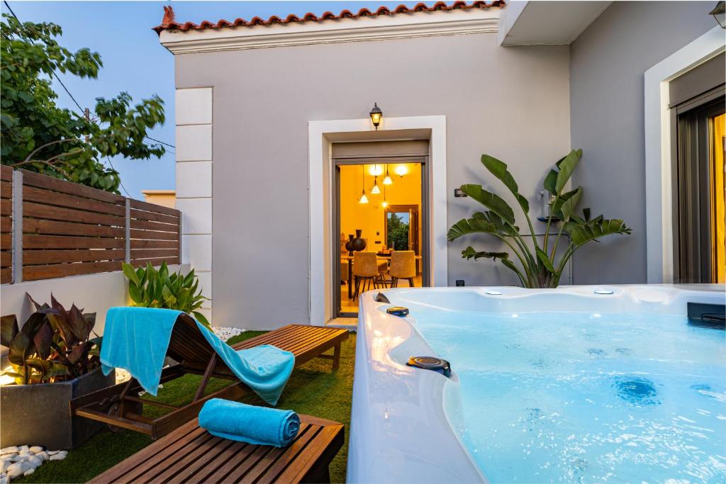 Casa Dionysia - New Lux 2Br with Jacuzzi near Maleme Beach, Maleme