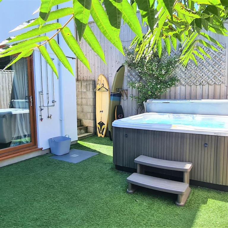 Portreath House, Luxury, Private Hot tub, 3 Bedrooms, free Parking & short walk to Surf Beach, Portreath