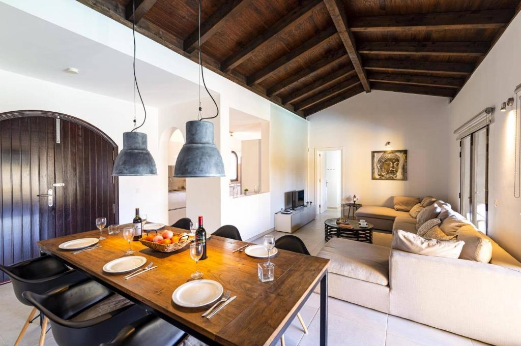 Villa Papagayo Deluxe by Villa Plus - 3