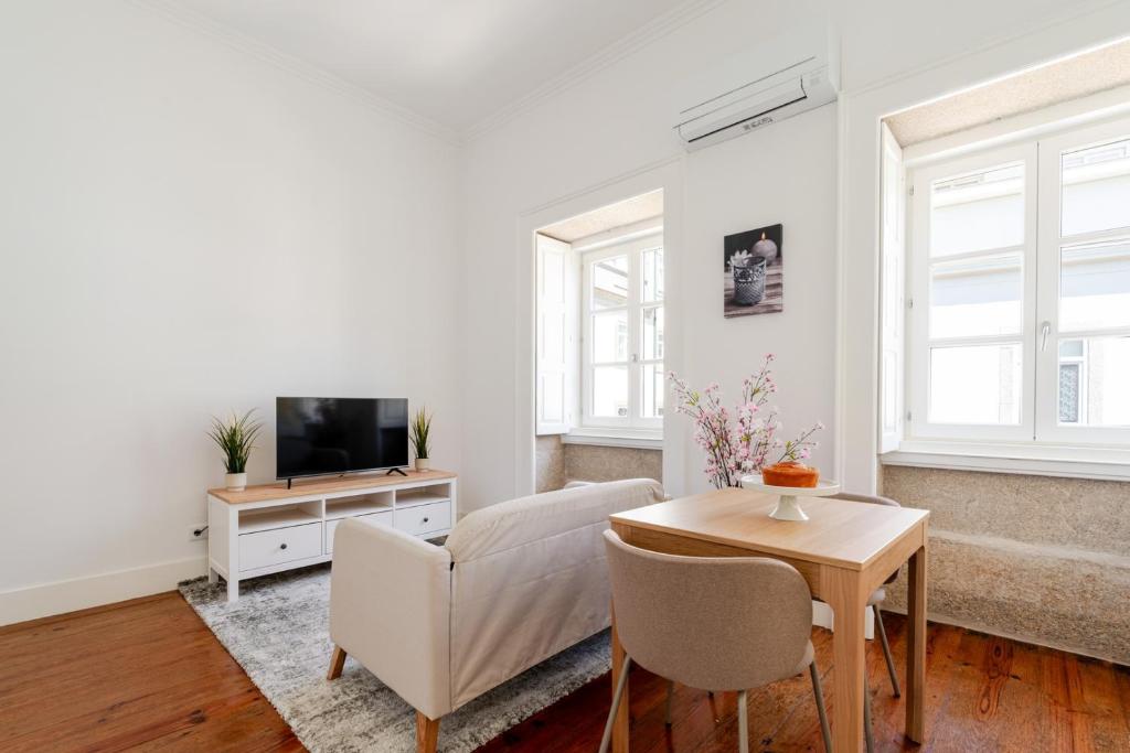 Bright Flat in Historic Foz House by HostWise, Porto