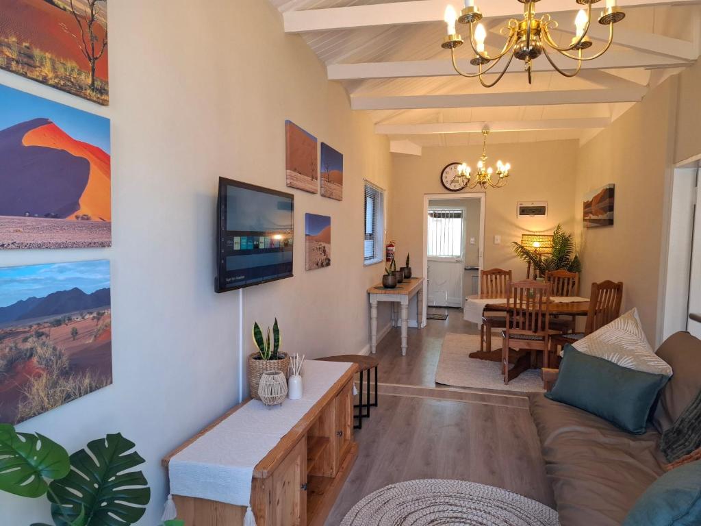 Mukuru Okunene, Strand