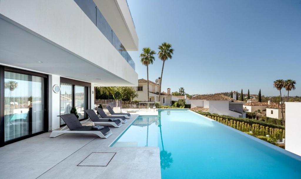 Luxury Villa with Breathtaking Views in Marbella By Lodgerstrip - 1