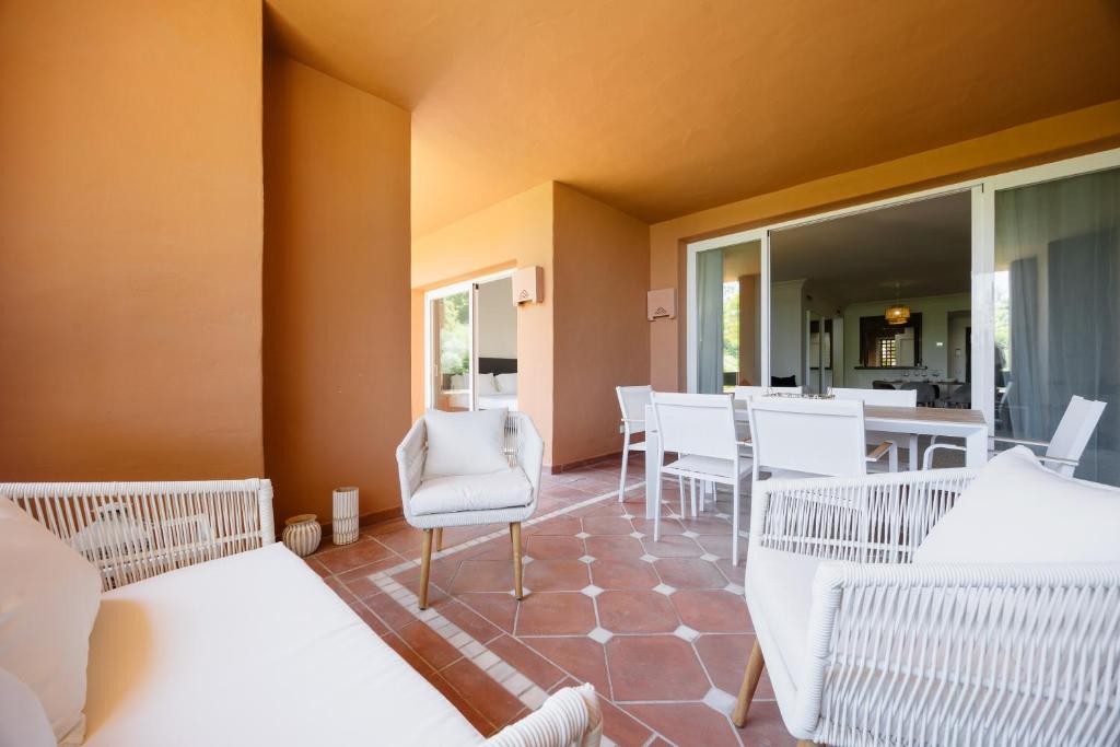 Apartment with large terrace, swimming pool and green areas, next to Puerto Banús - 2