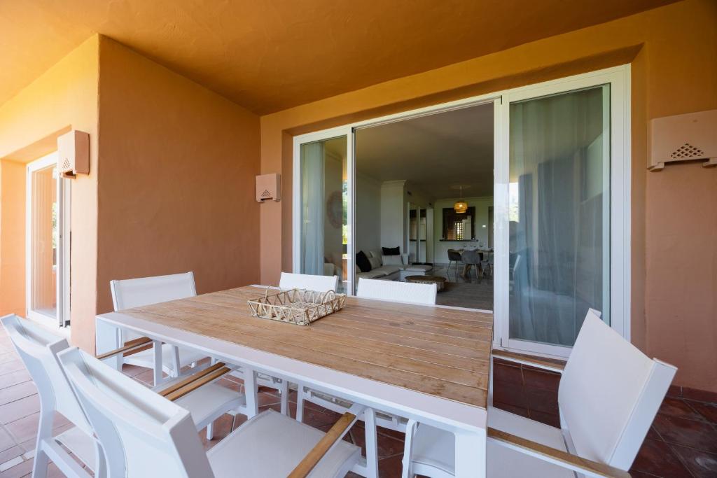 Apartment with large terrace, swimming pool and green areas, next to Puerto Banús - 3