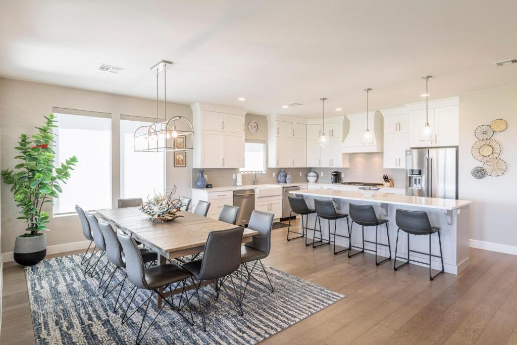 Around The World At The Ledges, St. George