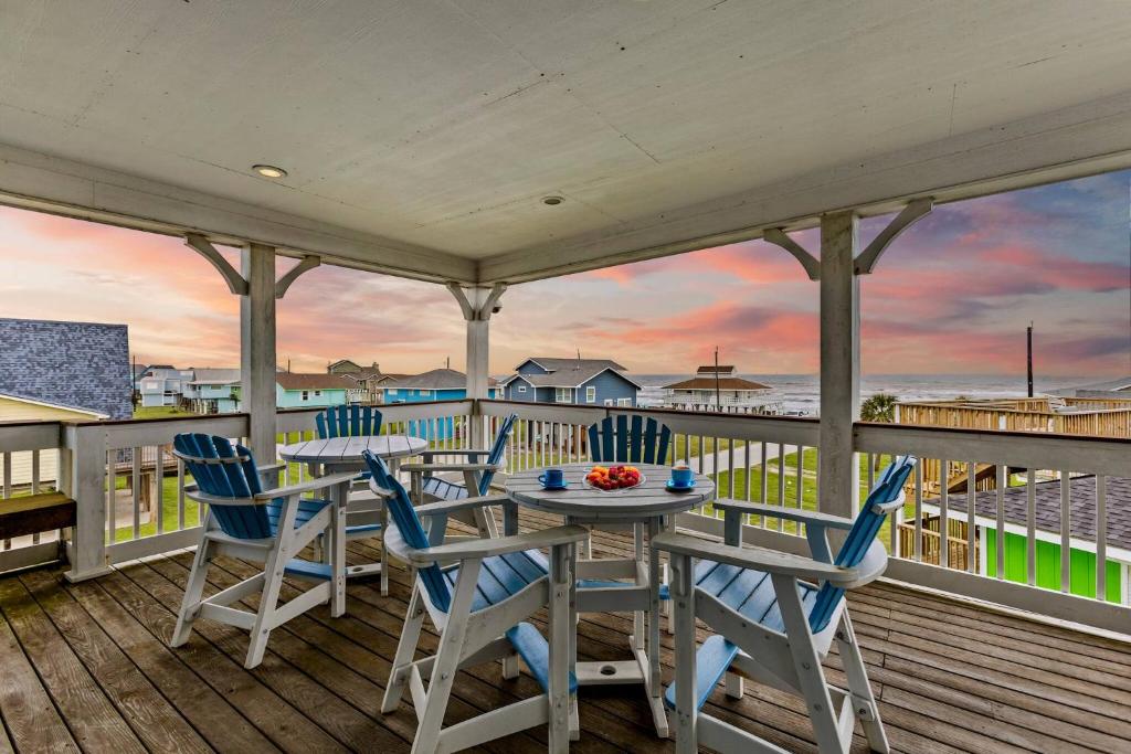 Steps to Bermuda Beach, Gulf Views, 2 King Suites, Galveston