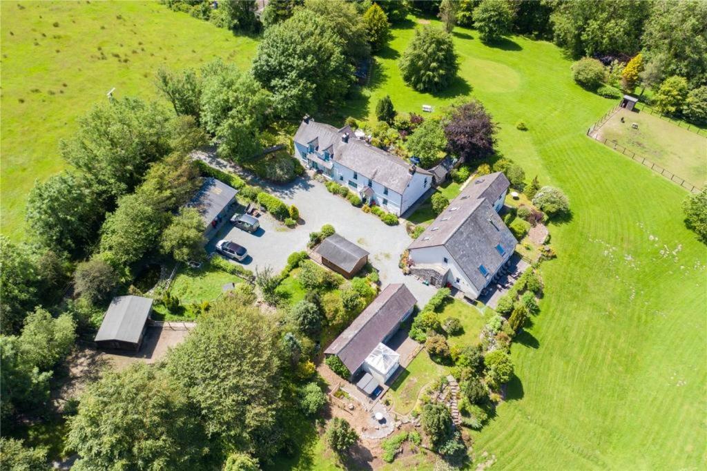 30 Guests in 5 Cottages with 3 Hot Tubs for Gatherings Events Retreats and Birthdays, Llanfyrnach