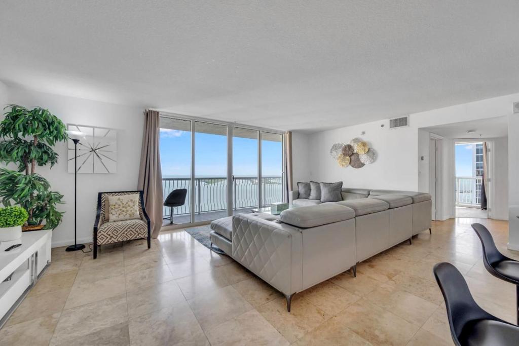 Panoramic 2BR Bay-View in Brickell With Parking, Miami