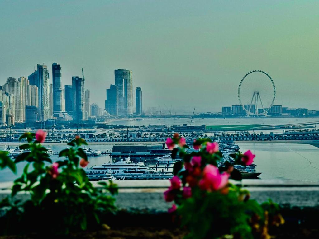 Venduras- 4BR Luxe Duplex Penthouse At Palm Private Pool, Dubaj