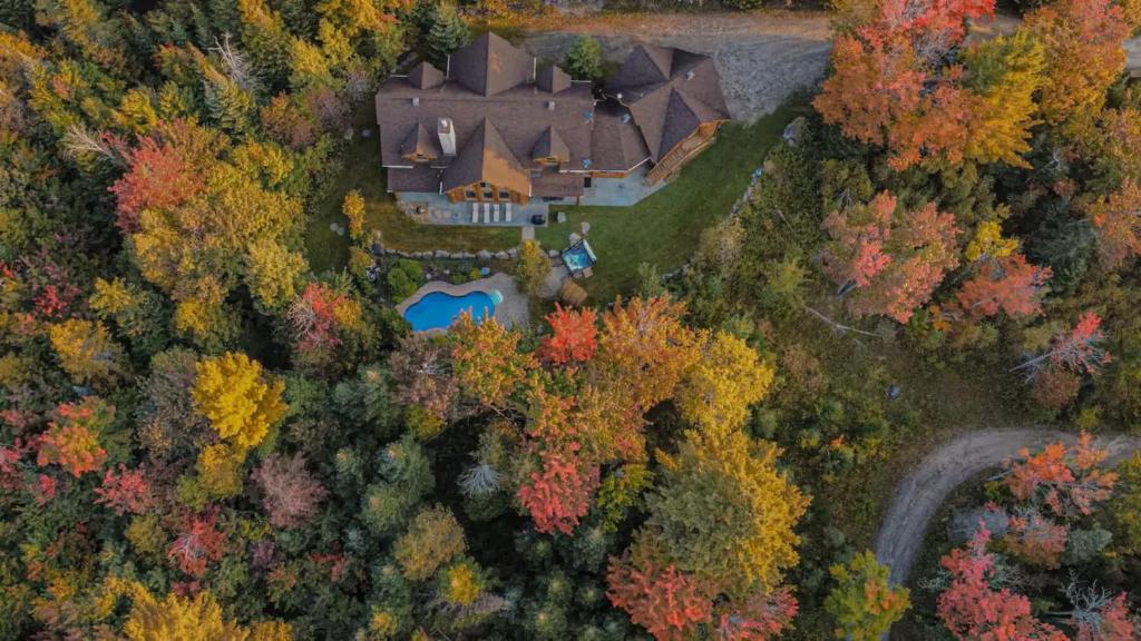 Serene Private Escape, Pool, Hot Tub, Sauna, Views, Mille-Isles