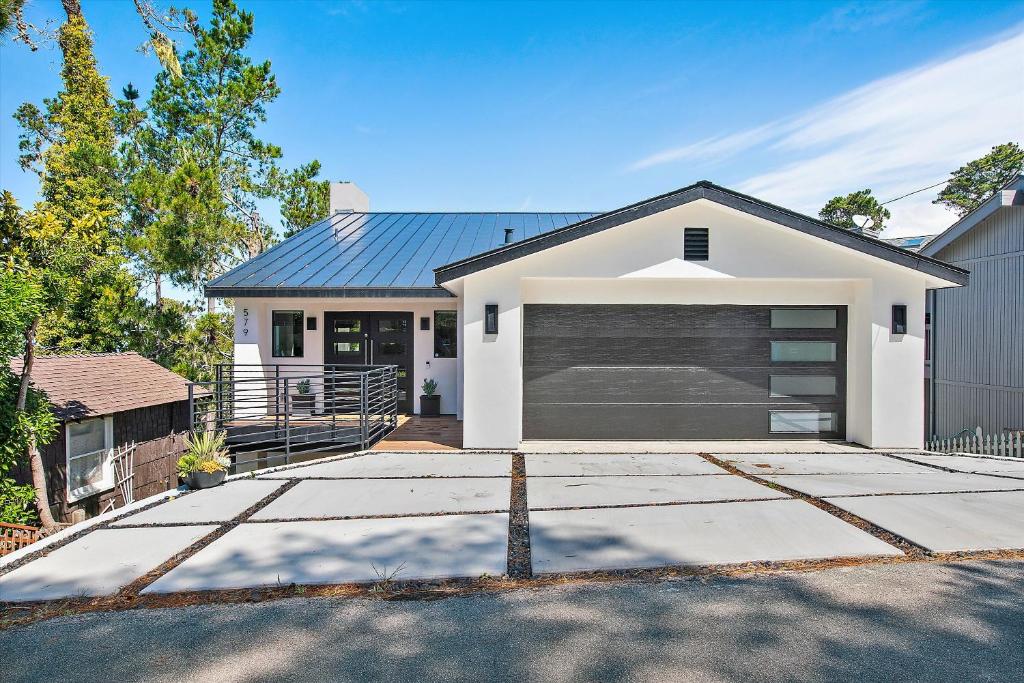 Sea La Vie Monthly Only, Cambria