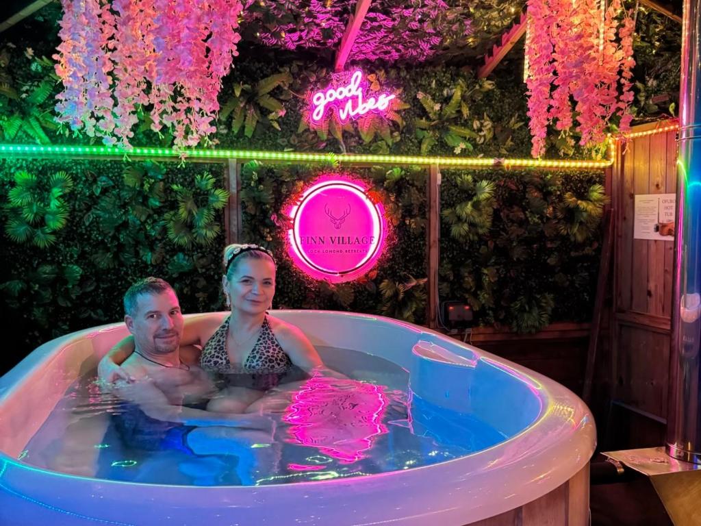 FINN VILLAGE - Loch Lomond Sunset Glamping Pod - Private Ofuro HOT TUB, Drymen