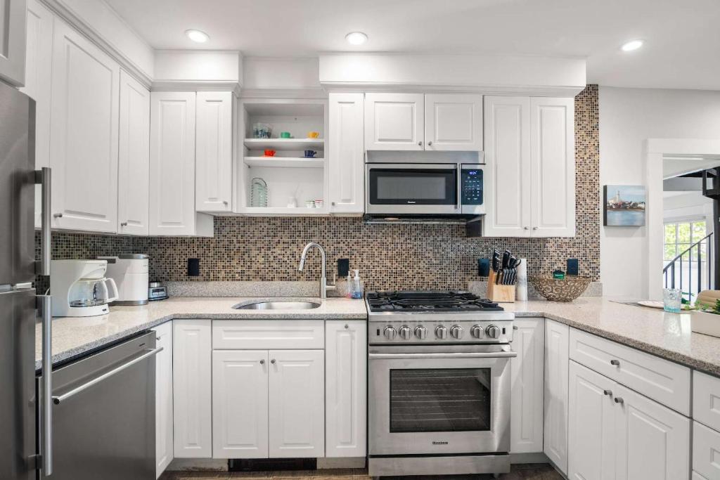 Charming Getaway 1 Block from Beach, Provincetown