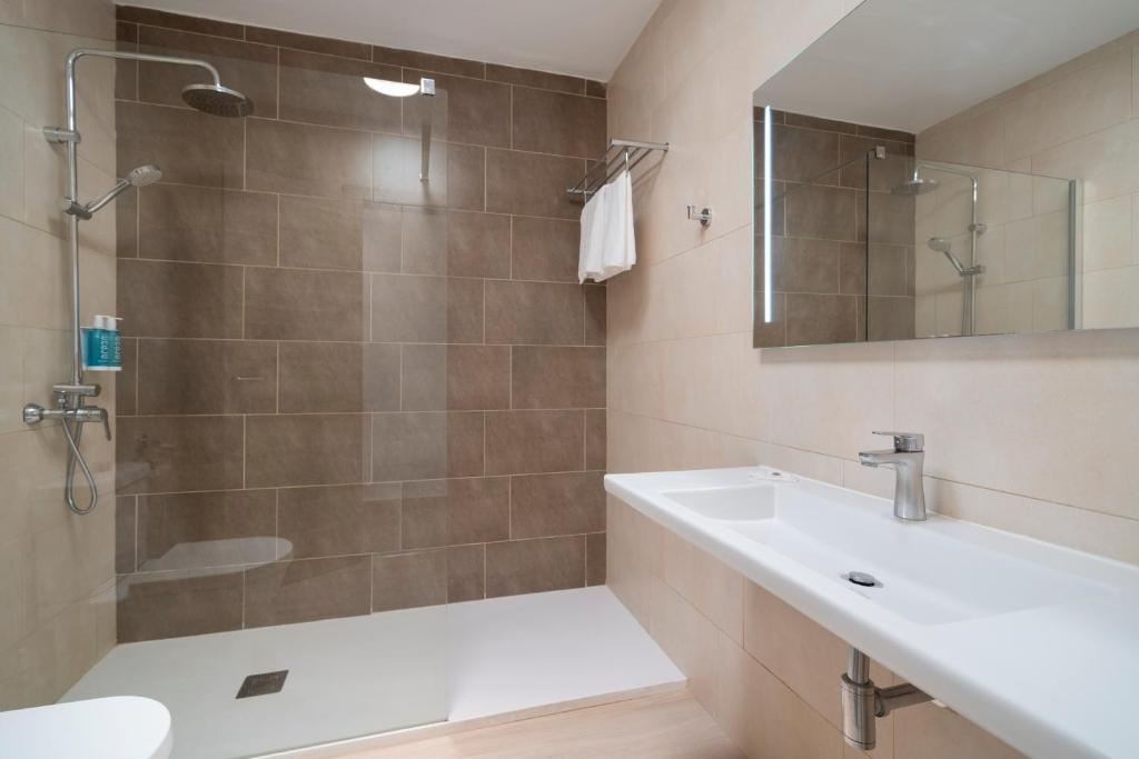 Apartamentos Santa Rosa — Hotel rooms in Costa Teguise, Canary Islands