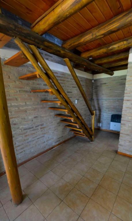 cabaña rodeada de bosque - 4