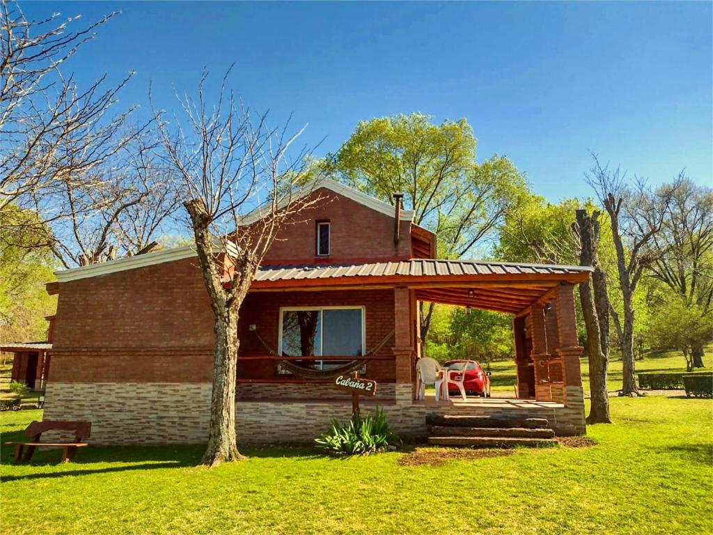 cabaña rodeada de bosque - 2