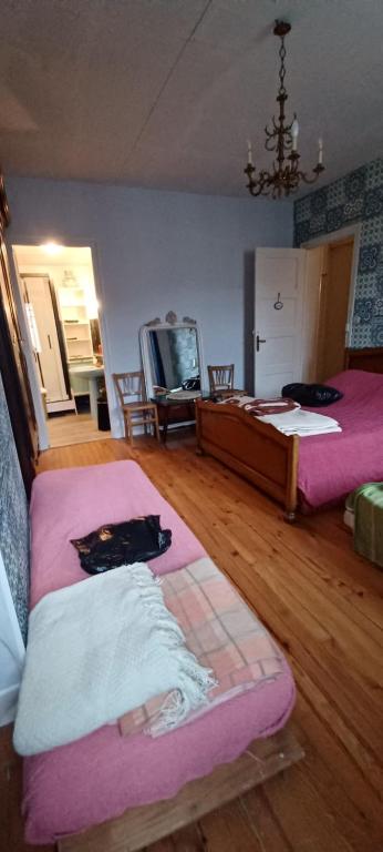 Chez Virginie - chambre du Bourg, Lurdy