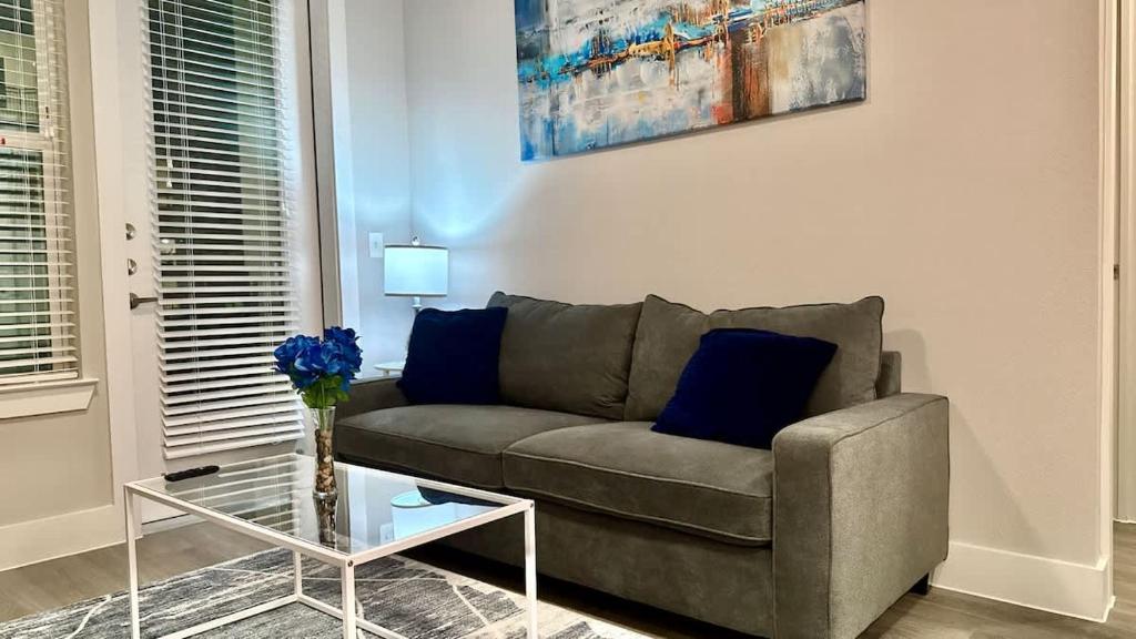 Walk to Domain 2BR Gym&Pool, Austin