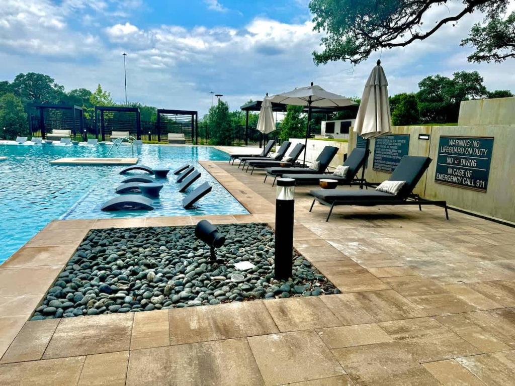 Charming 2-Bed Apt w-Huge Pool & Gym, Austin