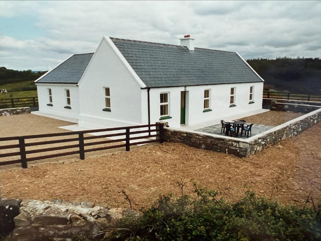 Private house in scenic location sleeping 8 people, Ennis