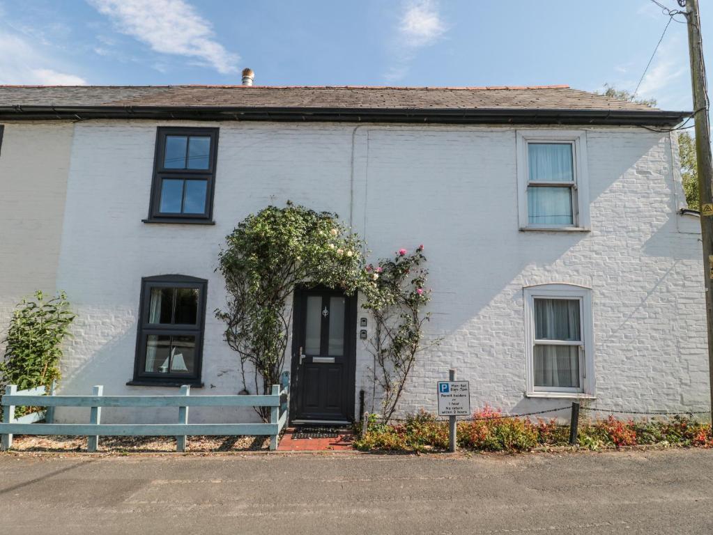 Stones Throw, Lymington