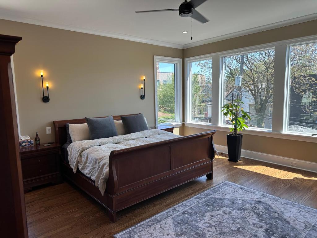 Lyons' Suite, Chicago