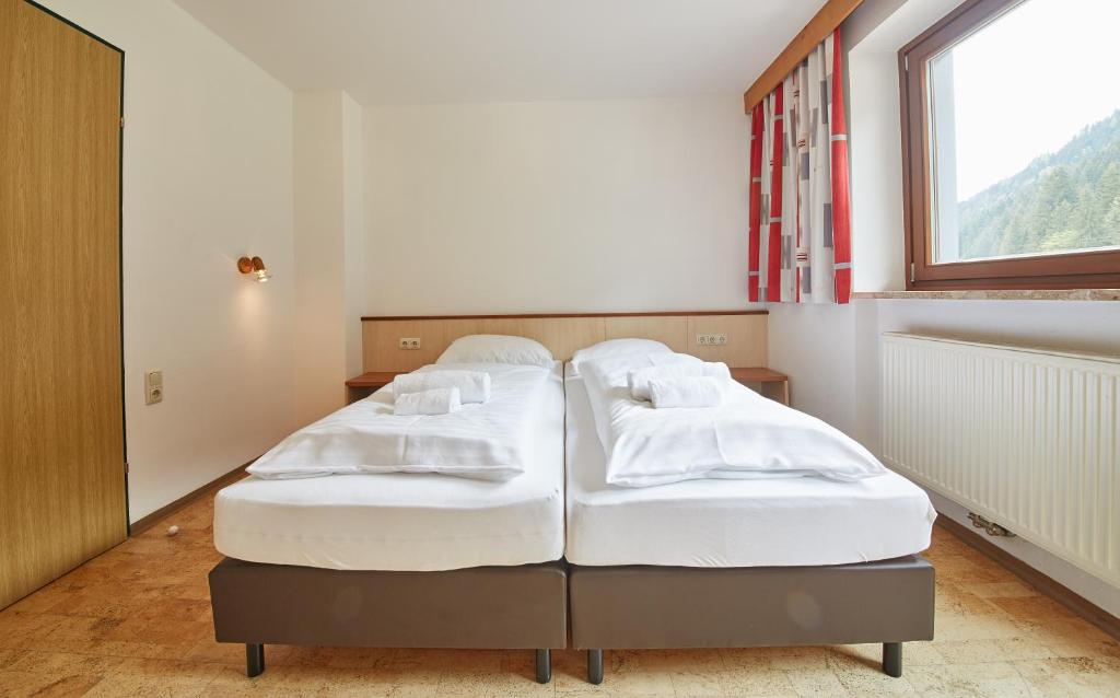 Three-Bedroom Apartment with Balcony Top 2