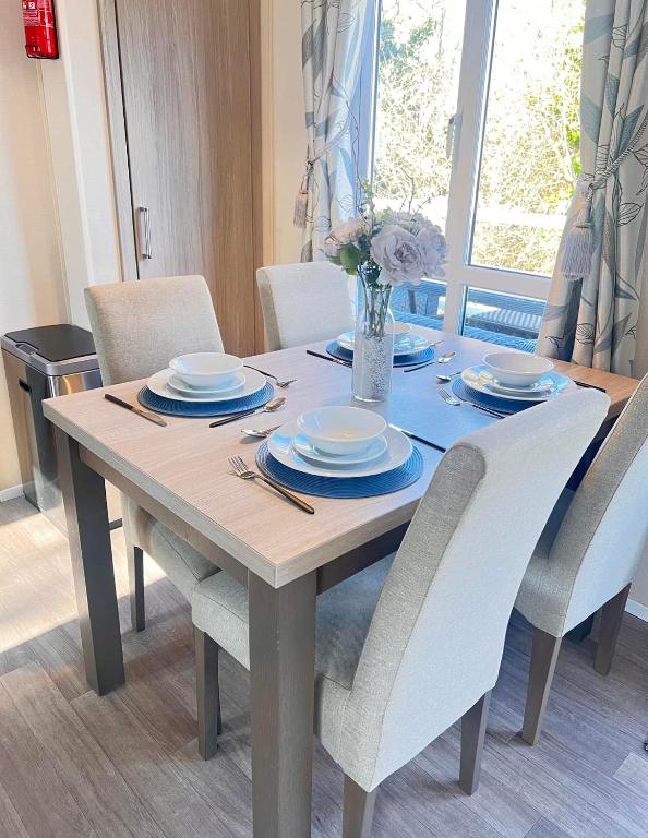 Jasmine Corner - entertainment passes included - message for longer stays, Ringwood