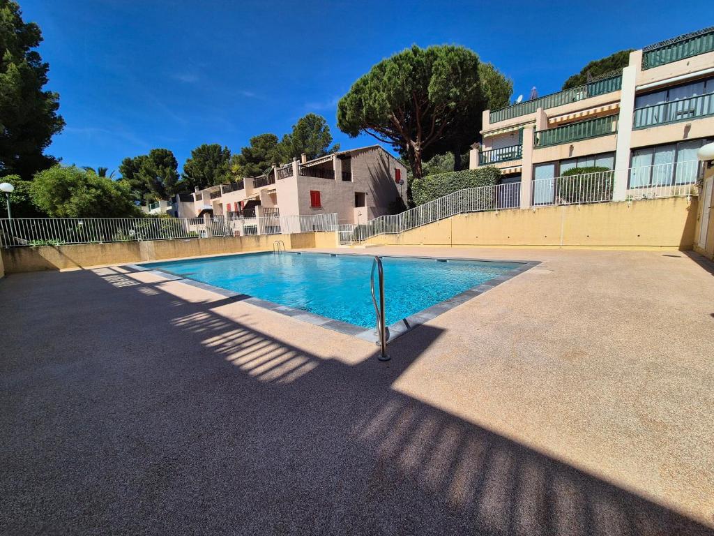 Studio refait à neuf, piscine et parking privé, Bandol
