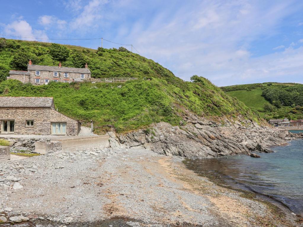 2 Cliff Cottages, Truro
