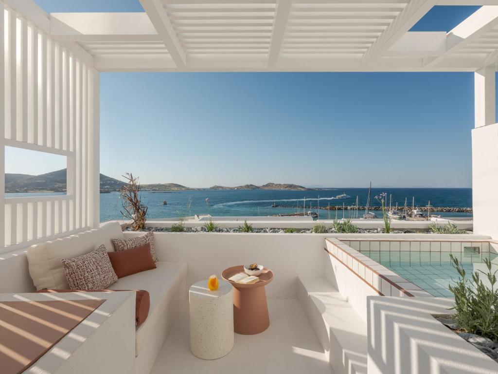 Aegean Colors Paros, Nausa