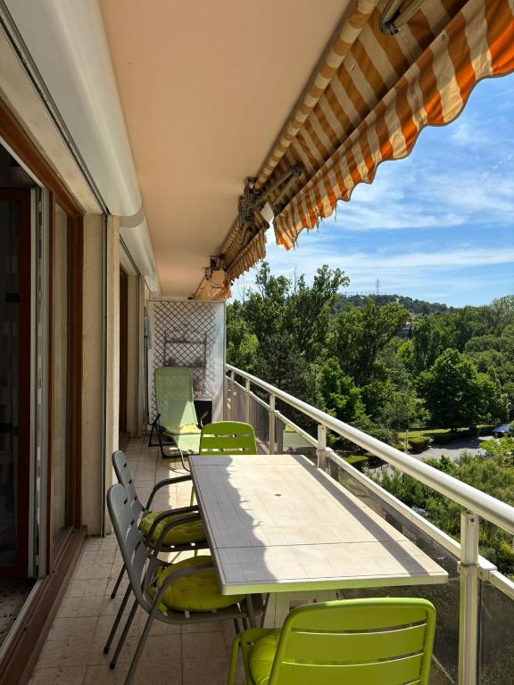 Aix en Provence, dans grande résidence arborée, appartement de 80m2, Aix-en-Provence