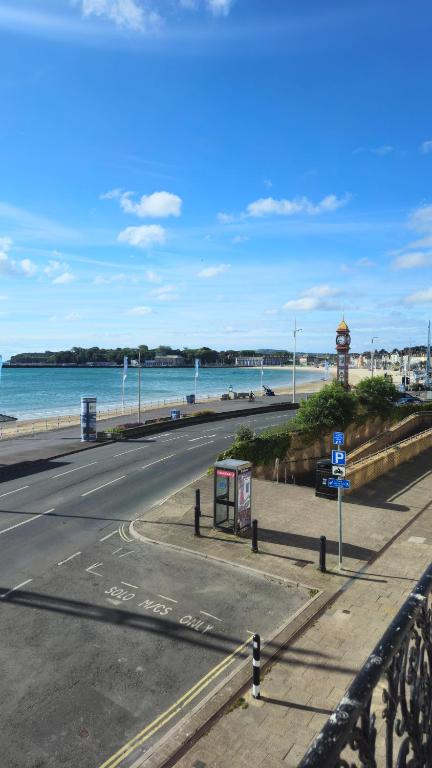 The Lookout, Elegant Sea-View Apartment with Balcony, Private Parking, Weymouth