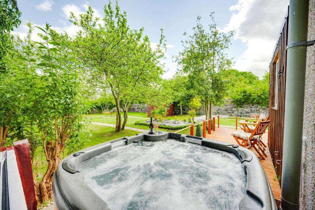 The Garden Cottage with Hot Tub, Portsoy - pet-friendly stay