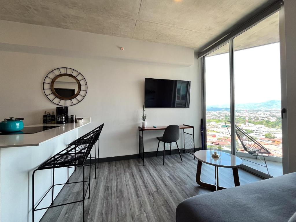 Lux at 15, Pool, Gym and Stylish City Stay, Hatillo