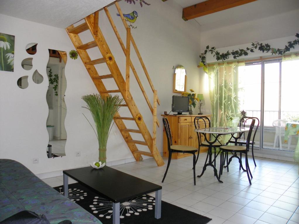 Appartement avec chambre et mezzanine à proximité de la mer - 1