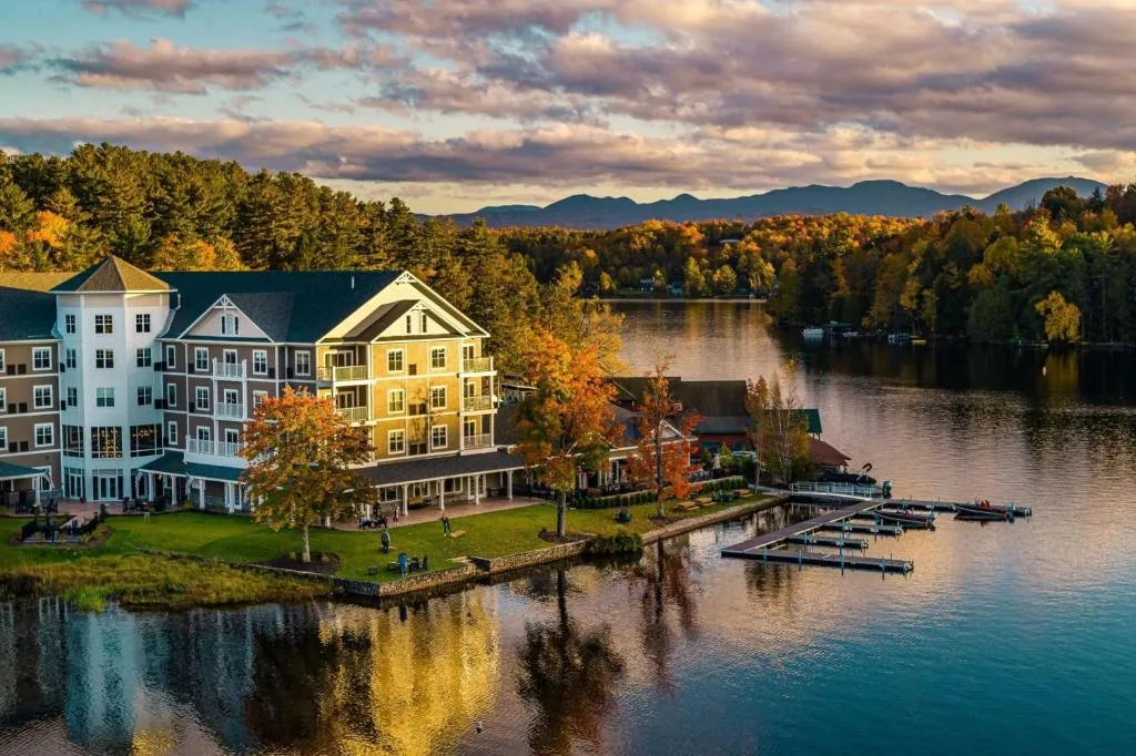 voco Saranac Lake NY - Waterfront by IHG，位于萨拉纳克莱克的酒店