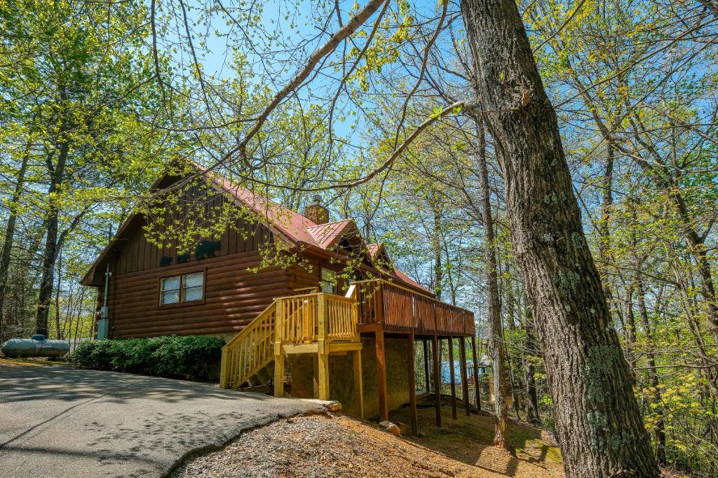 Pet friendly, king bedrooms, smart TVs, pool table, theater room, and hot tub!, Sevierville