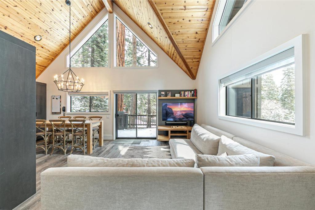 Misty Pines by Tahoe Getaways at Tahoe Park - Newly Remodeled Pet Friendly 3 BR w Private Beach HOA, Tahoe City