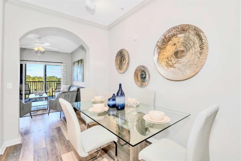 Spacious & Stylish 3BR Condo Near Disney - Pool and Hot Tub!, Orlando