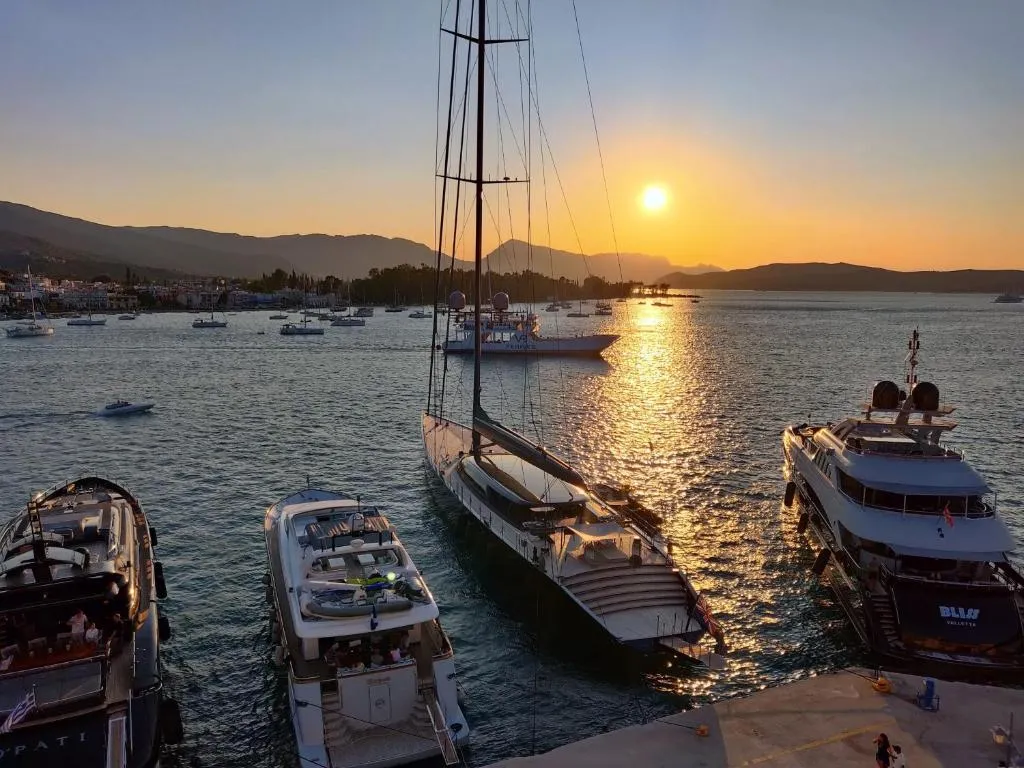 The Manessi City Boutique Hotel, hotel en Poros