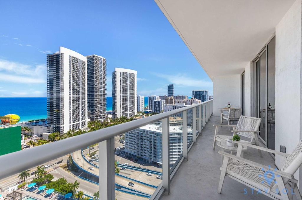 Breathtaking Front Ocean View: Amazing Pools, Hollywood